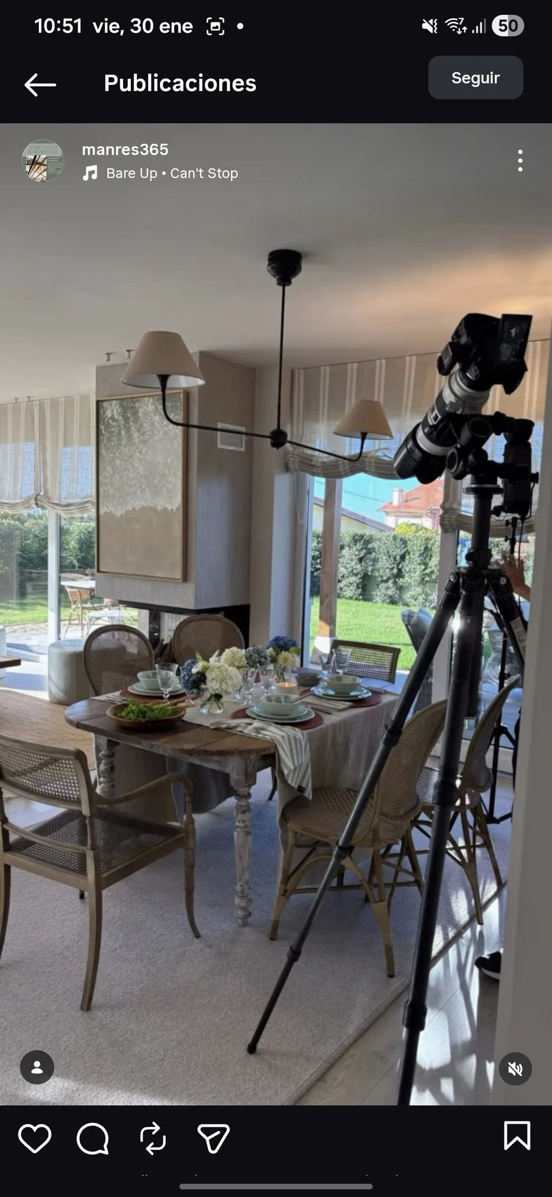 Salón con una mesa y un telescopio