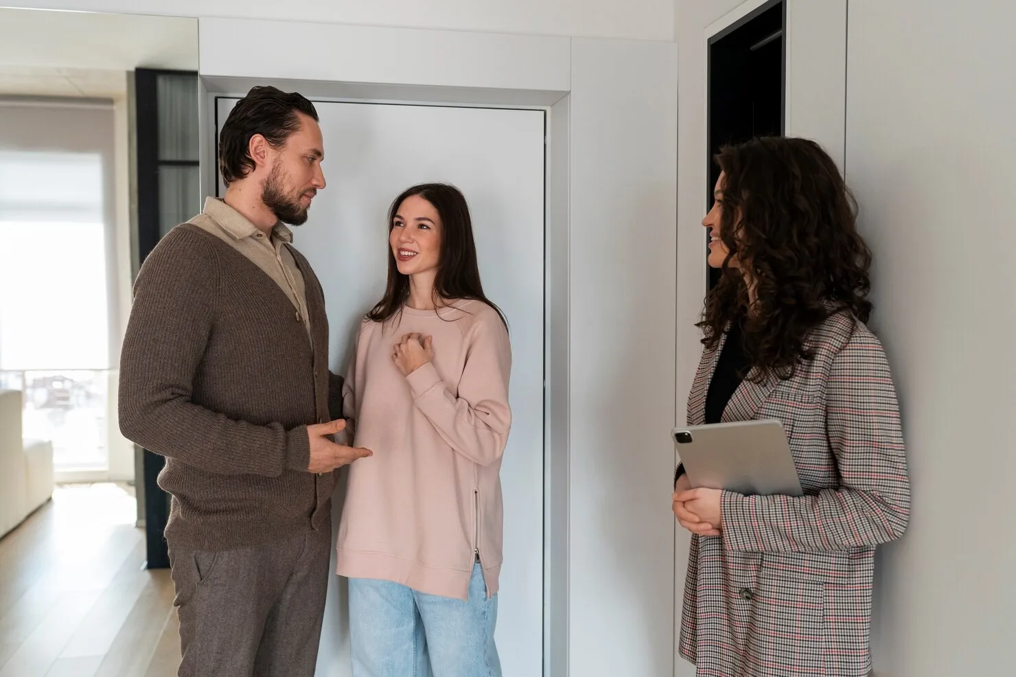 Pareja comprando una casa